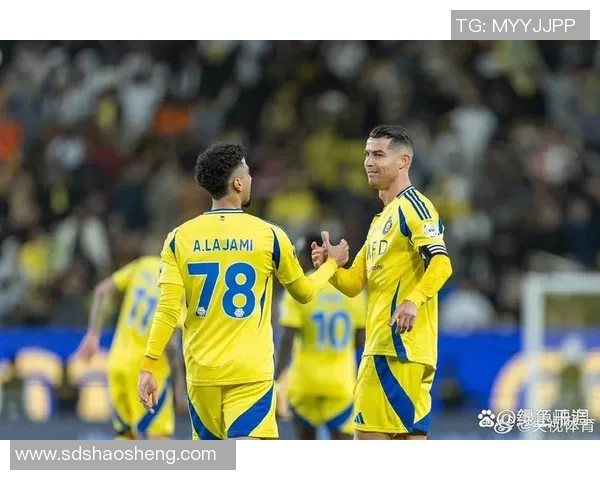 足球明星遭遇兄弟背叛情感纠葛引发媒体热议与球迷关注